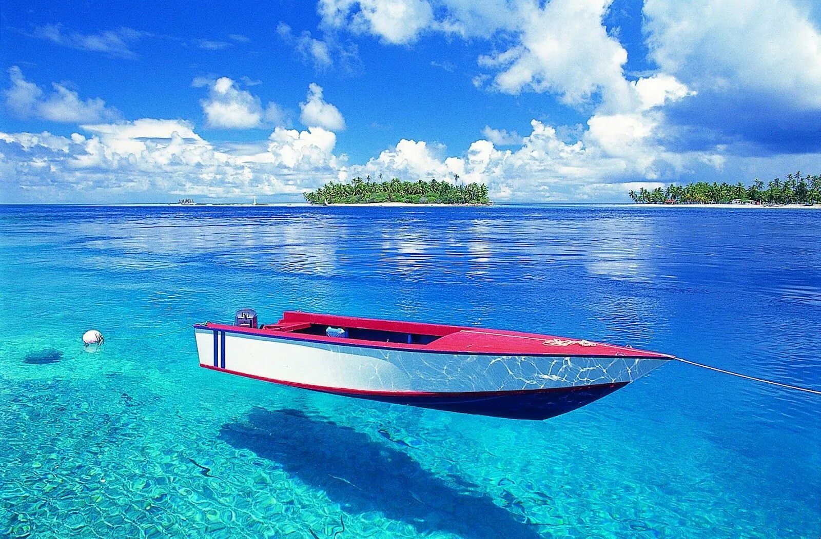 Таити остров Бора Бора. Прозрачное море. Лодка в море. Самое прозрачное море. Boat island