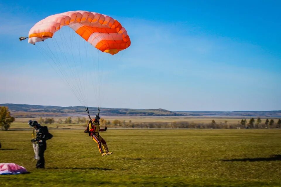 юный парашютист куркачи. прыжки с парашютом ставропольский край. прыжок с парашютом ставрополь. прыжки с парашютом ставропольский край. клуб досааф прыжки с парашютом рубцовск.
