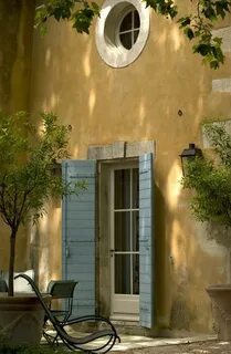 Maison alhambra dark door