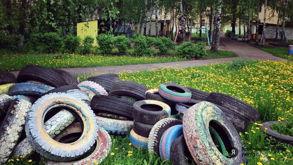 Старые покрышки. Клумба из шин. Из покрышек. Утилизация автомобильных покрышек. Крошка из шин