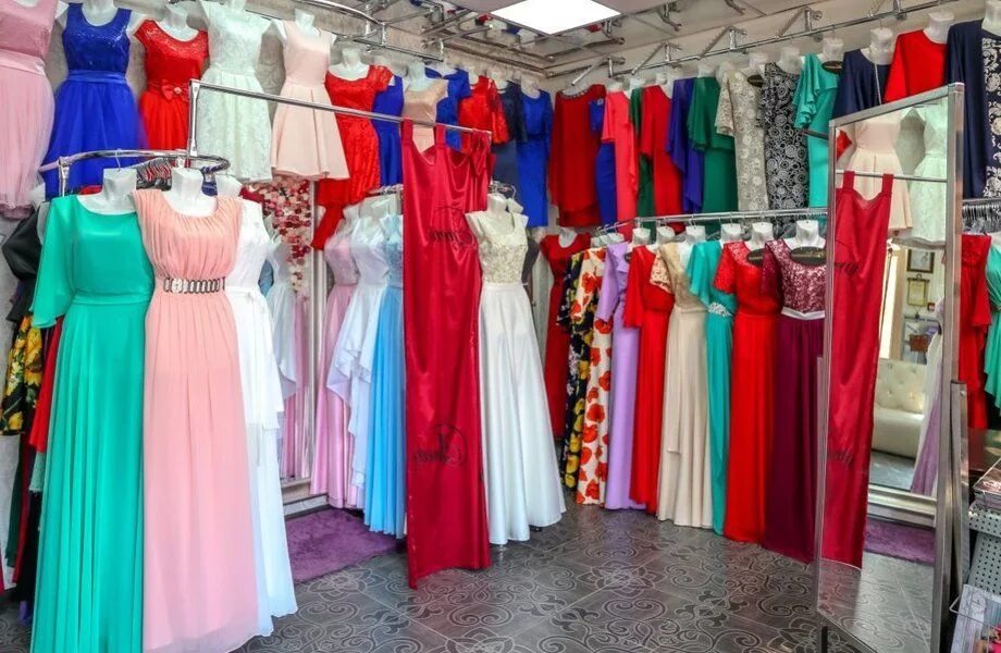 Магазины женского платья в москве. Платья на рынке. Праздничная одежда. Ассортимент платьев. Праздничный наряд.