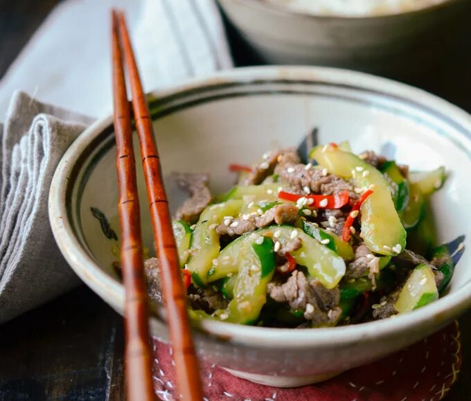 Корейский салат из огурцов с мясом. Говядина с огурцами по-корейски. Корейские острые салаты. Острый корейский салат с мясом. Салат огурцы с мясом по корейски