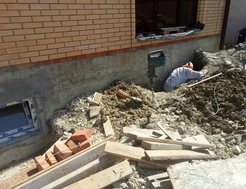 Демонтаж казань. Демонтаж демонтажников. Демонтаж домов липецк. Пристрой туалета к дачному дому. Снесенный сарай.