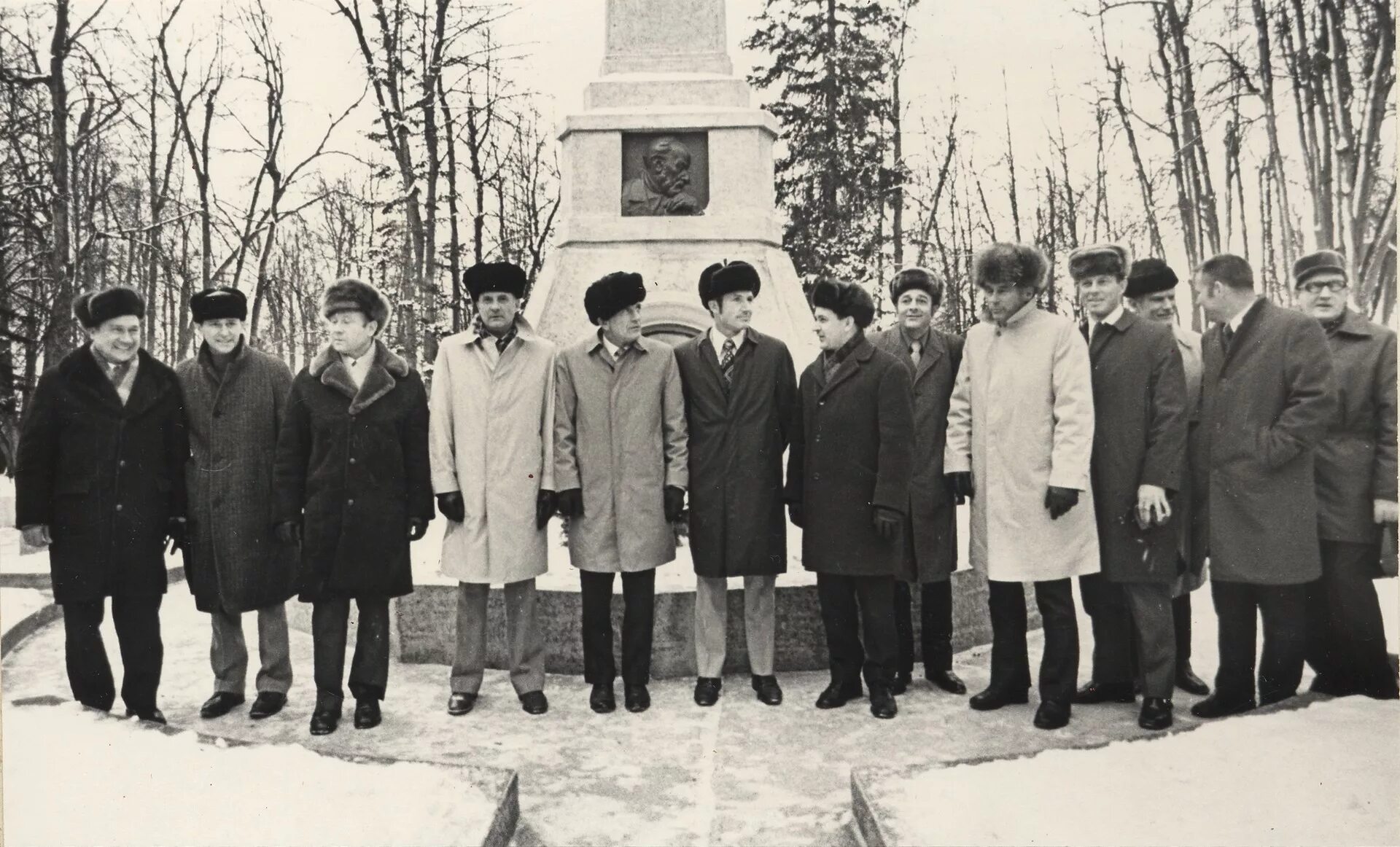 1934 год дымчатый монокристал. Циолковский Королев Гагарин. Калуга космонавт. Дача Леонова Космонавта.