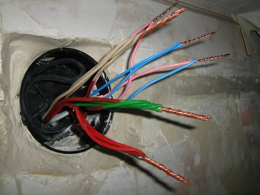 Изготовление электропроводки. Соединение 2 провода в коробке. Скрутка провод 380 вольт. Соединитель электрораспаечных коробок. Соединение электро коробки скрутка.