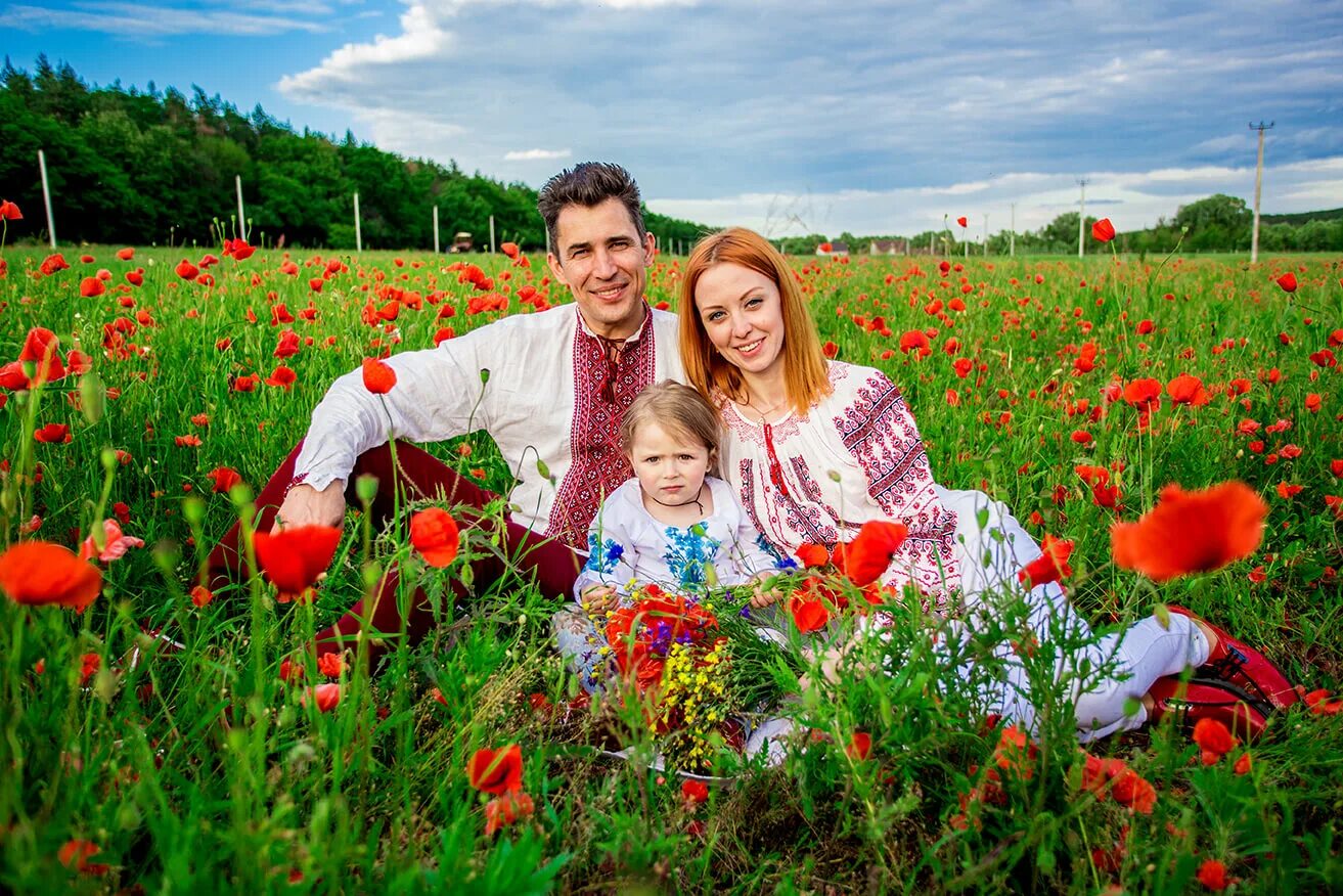 счастливые муж и жена. цветок для семейного счастья и благополучия комнатный. семейная фотосессия в поле. красивая семья. семья цветов.