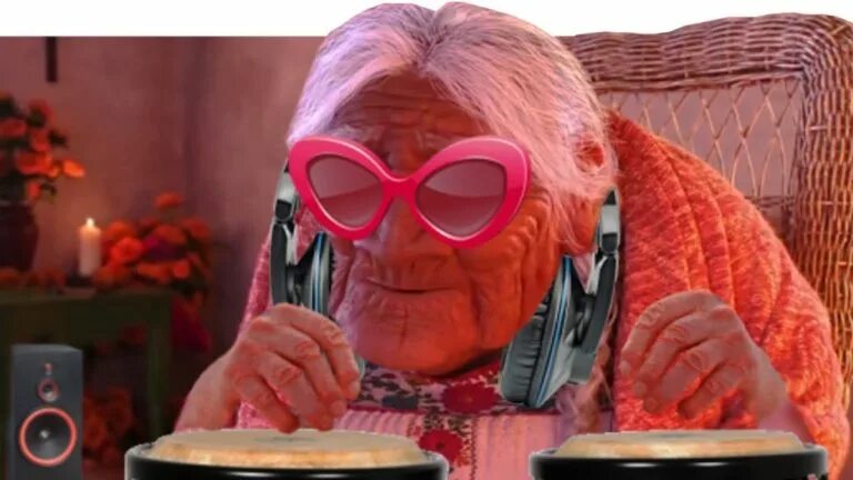 Бабку какашку. Тайна Коко бабушка. Тайна Коко БАБУЛИТА. Тайна Коко прабабушка Коко. Бабушка из мультика тайна Коко.