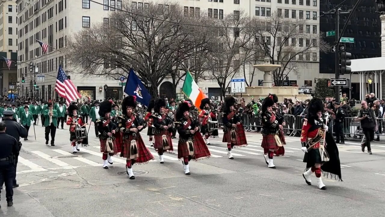 St Patrick's Day Parade. Уличные парады девушки. Устраивать уличные парады. Парад. Have street parades
