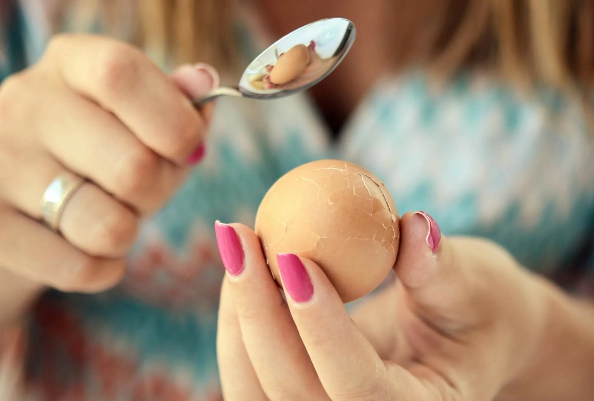 Женщина разбивает яйцо. Person boils an Egg. Woman Egg Performance. Famous woman Egg Performance.