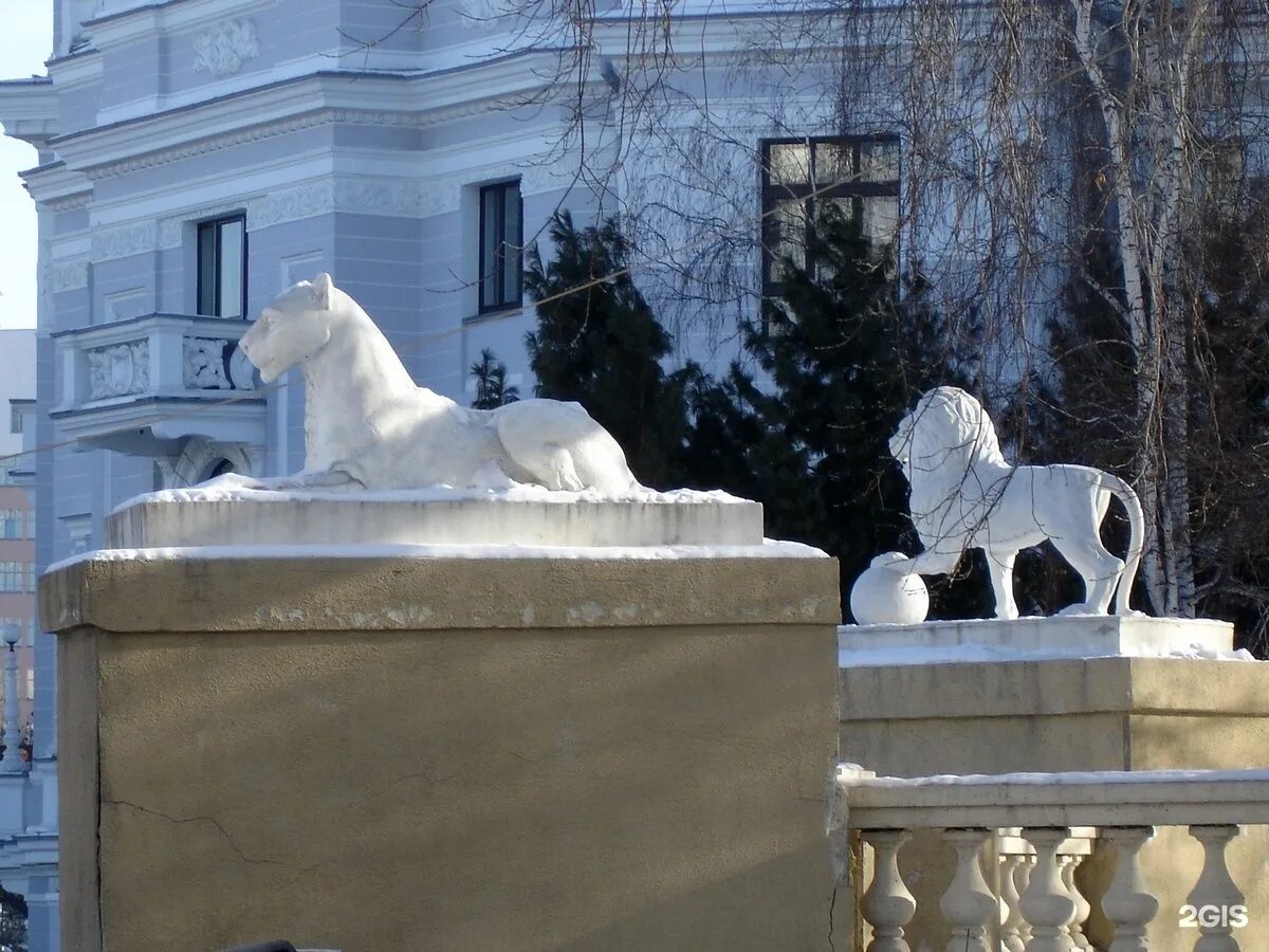 Нашему городу г-н Симановский показал сами видите что. Людей конечно забавляет, 