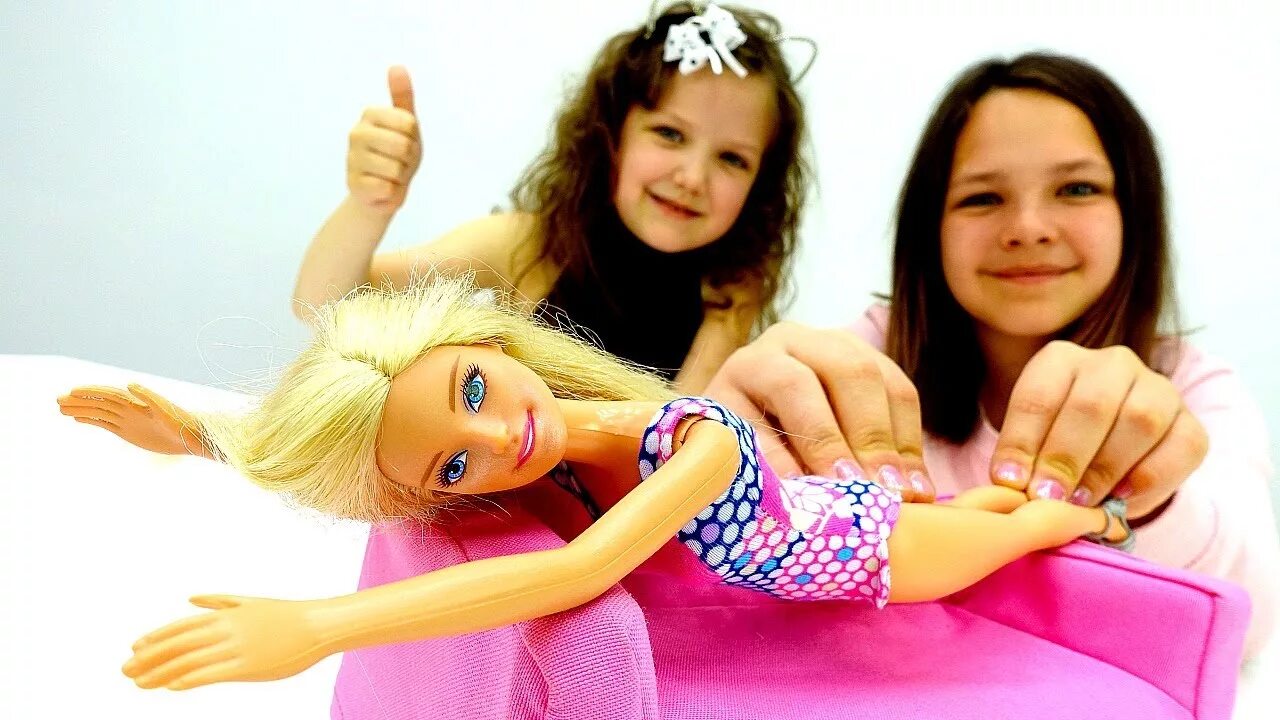 Барби играет в куклы. Дети играют в куклы Барби. Девочки играющие в куклы Барби. Девочка играет в Барби. Барби для девочек игрушка спа-салон.