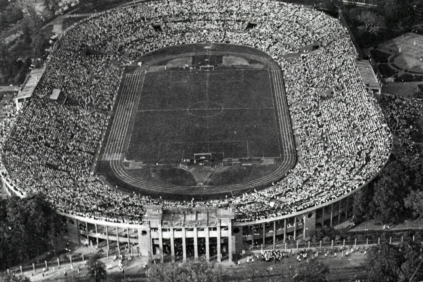 Стадион Динамо Москва 1928. Центральный стадион Динамо 1928. Стадион Динамо 1928 год. 1940 Стадион Динамо в Москве. Сколько вмещает стадион динамо