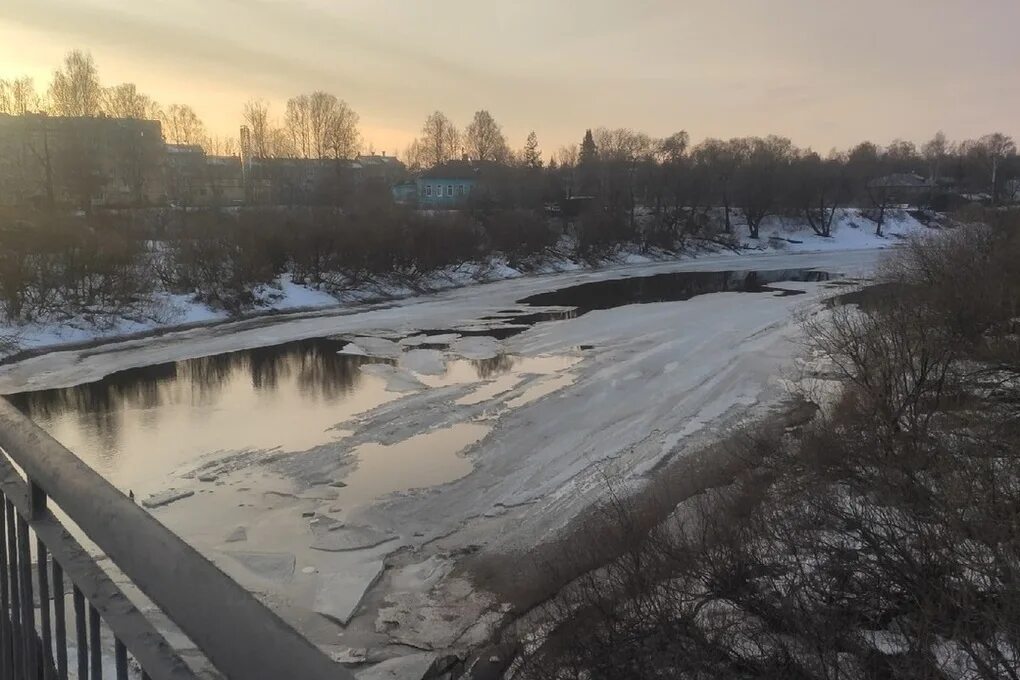 Пудежка река Вологда. Вологда река Содема. Река Вологда вскрылась 2022. Река Вологда в ноябре. Уровень воды в реке вологда сегодня