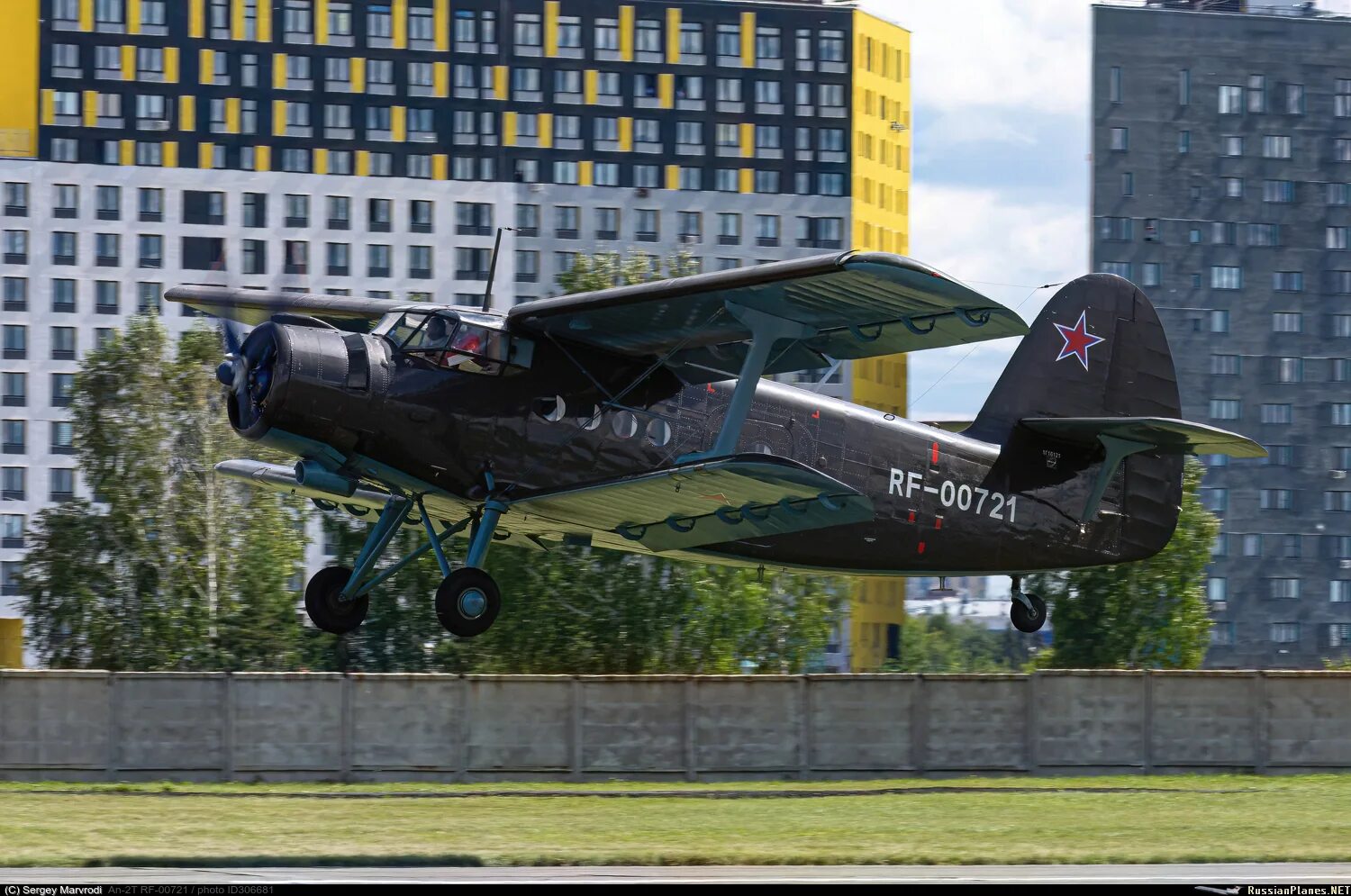 АН-2 на взлете. Антонов самолет. Ан2 ДОСААФ Киров. Ан2 флаг России. Тюмень 14 апреля