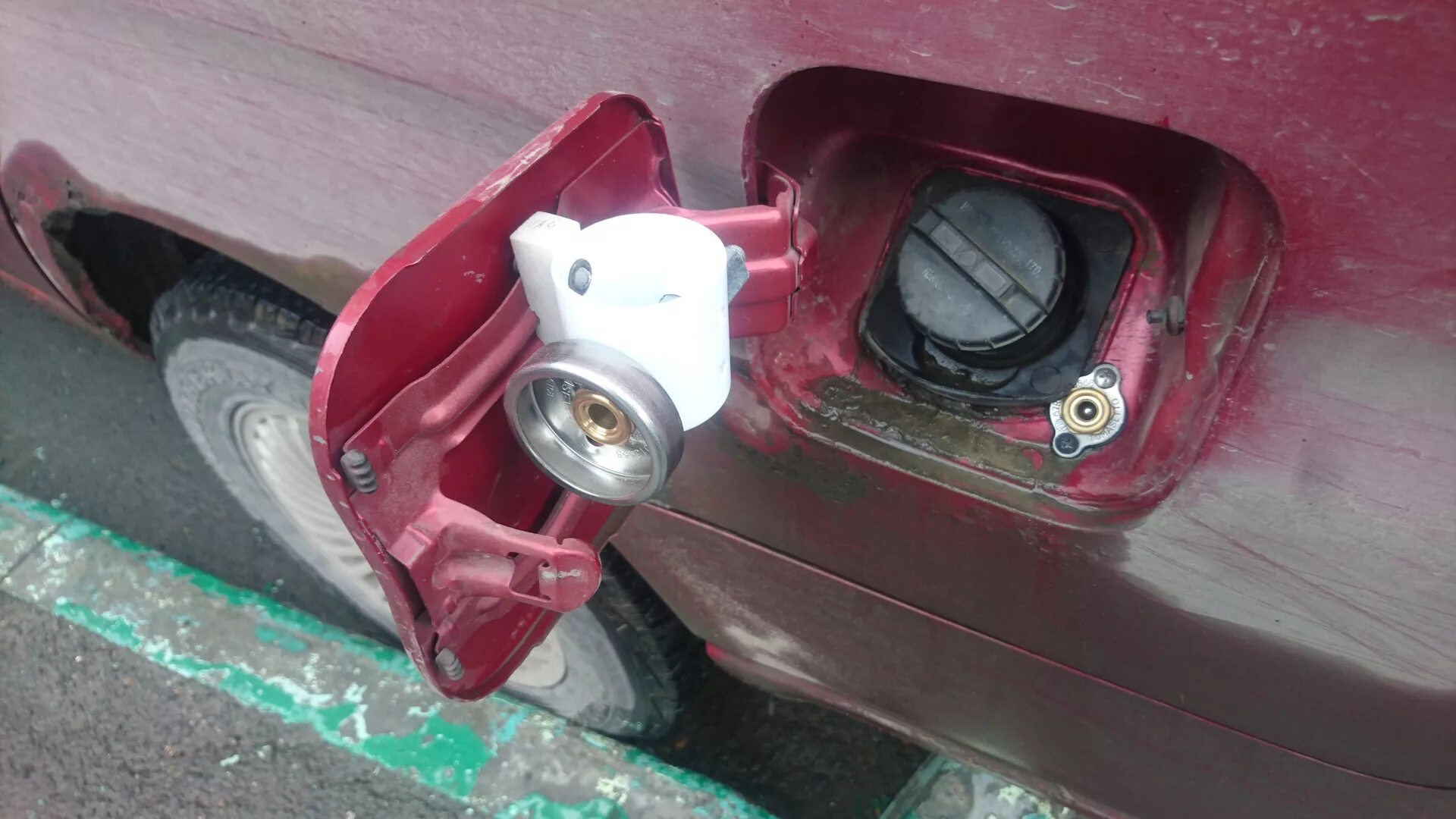 Nissan p12 гбо лючок. Возле заливной горловины. Opel kadett горловина бензобака. Горловина бензобака пассат б3. Ауди a1 кожух заливной горловины топлива.