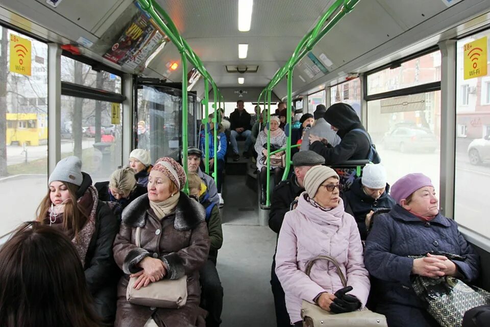 Бесплатный проезд в маршрутке. Пенсионеры в автобусе. пенсионеры в трамвае. пассажиры в трамвае. пенсионер в маршрутке.