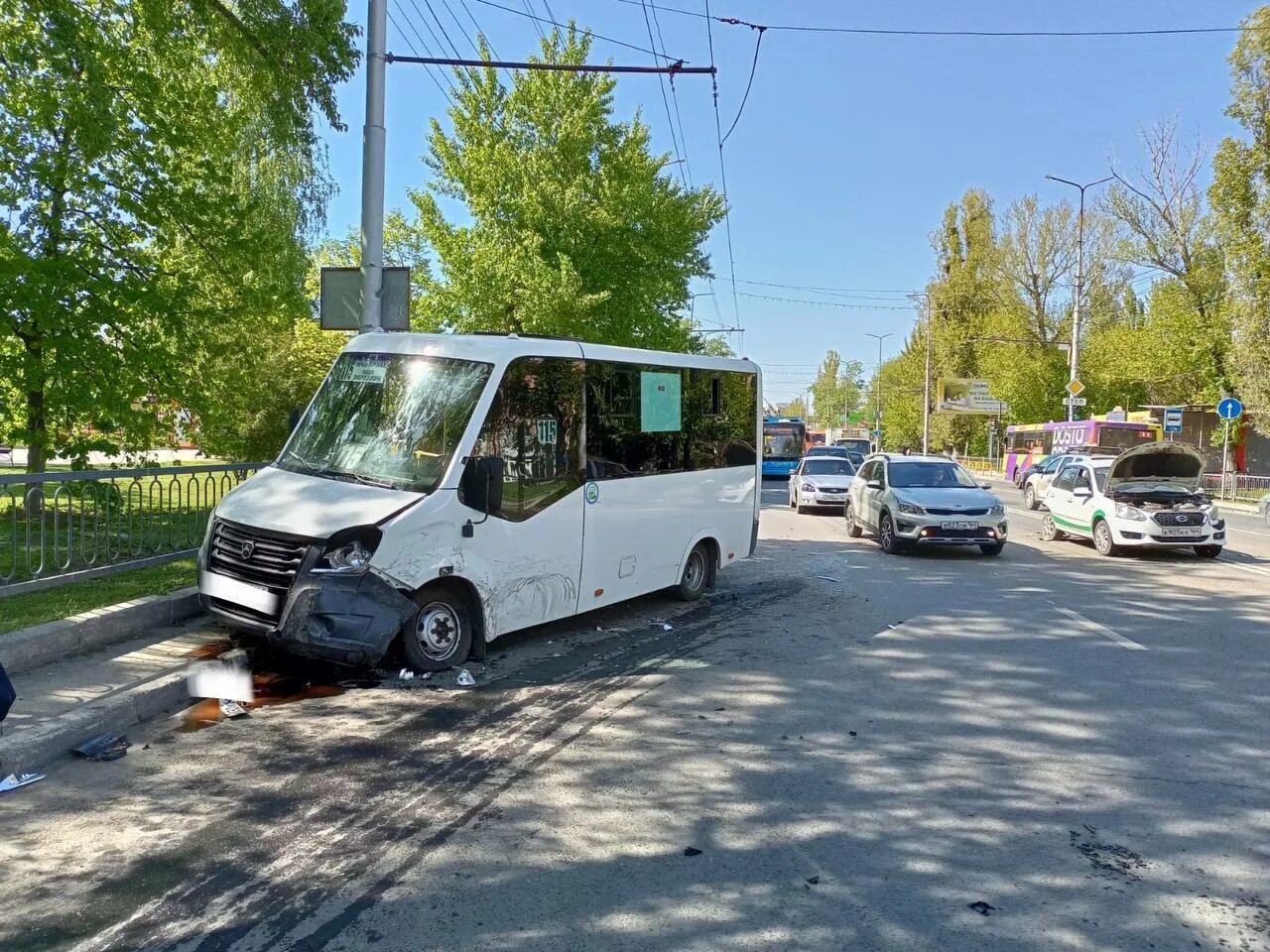 Авария на 50 лет октября саратов сегодня. Маршрутки. Микроавтобус автобус.