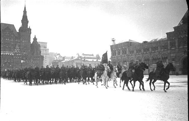 Парад 1941 года на красной площади. Парад на красной площади 7 ноября 1941 года. Битва за Москву парад в Москве 7 ноября 1941 г. Буденный на параде 1941. Военный парад 7 ноября 1941 где проходил