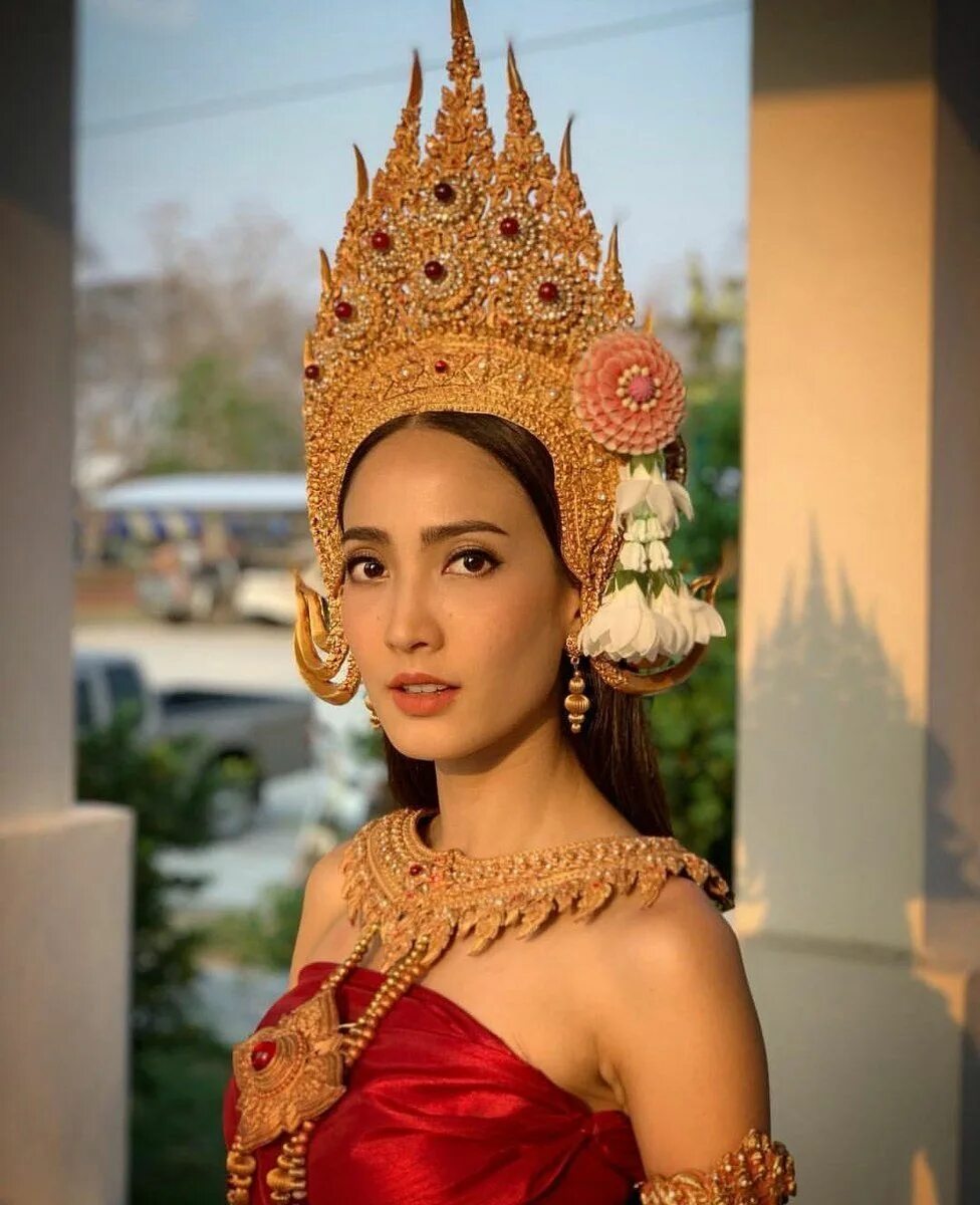 Тайская актриса Арая Хайгерц. Тайланд народный костюм. Тайский головной убор. Тайский национальный костюм женский.