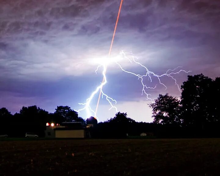 молния в дом. удар молнии в громоотвод. громоотвод природы. громоотвод природы. останкинская башня громоотвод.
