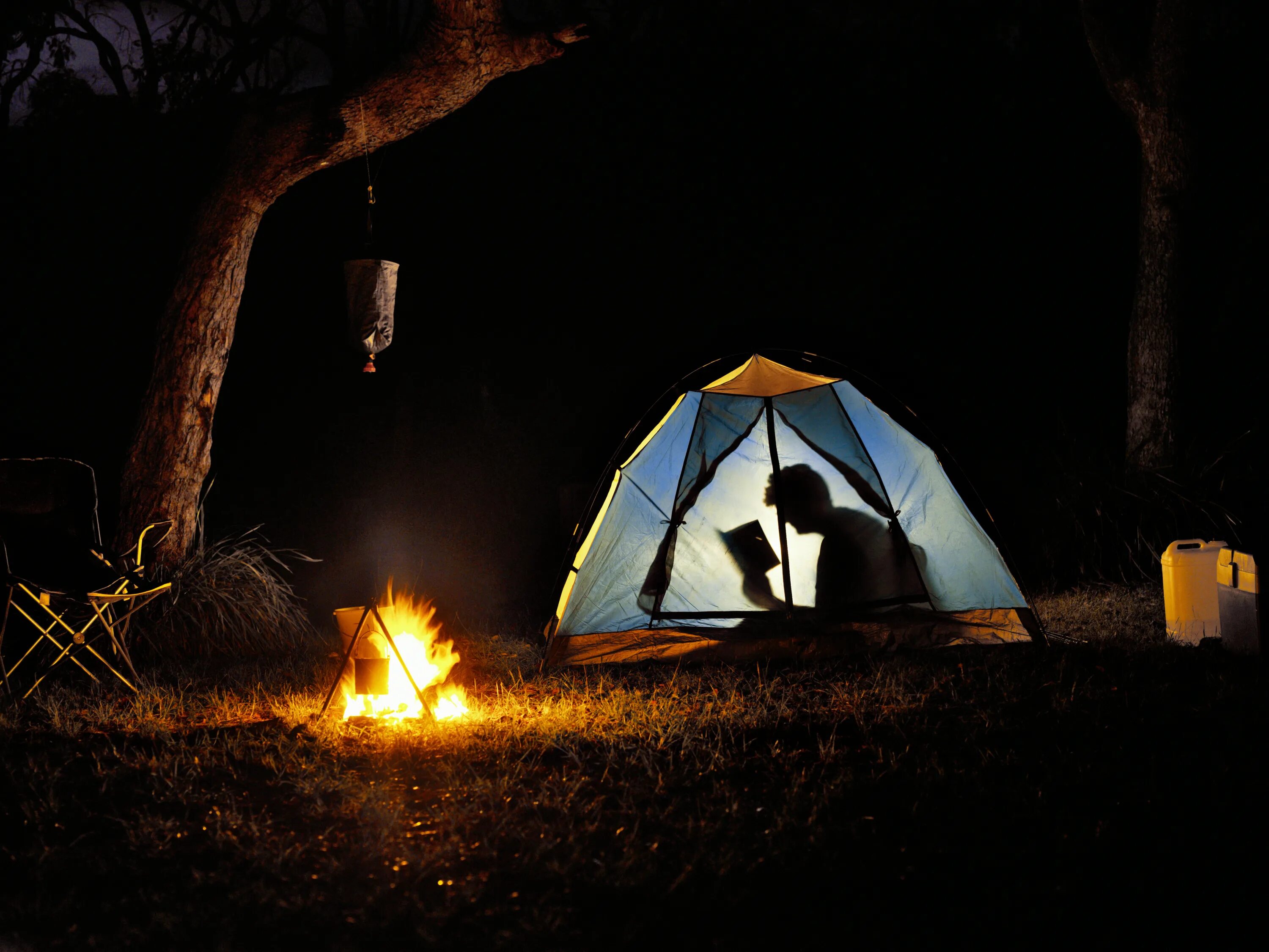 Темнота в палатке. Палатка ночью. Палатка в лесу ночью. Фонарик для палатки. Свет в палатке.