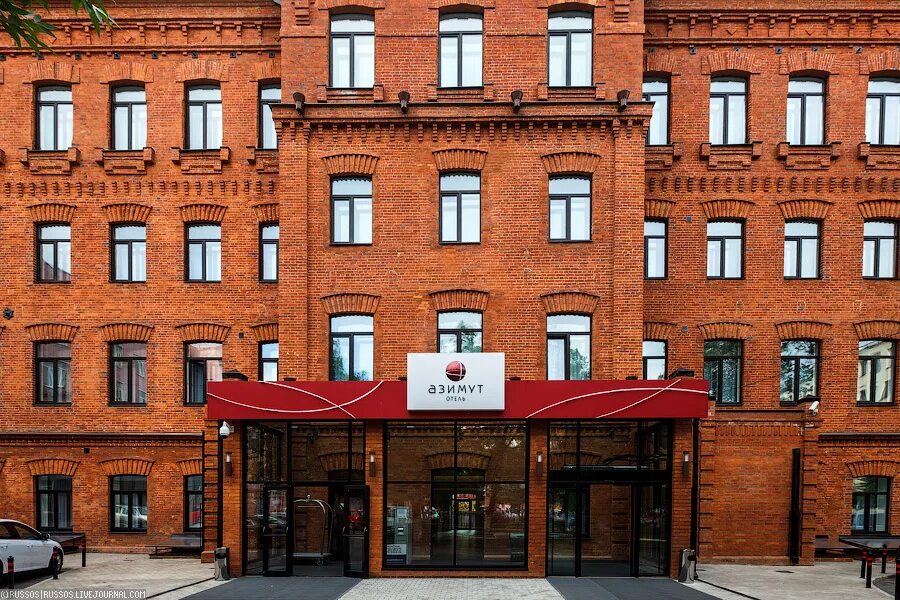 окрашенные фасады домов. гурзуфская екатеринбург. улица красного маяка 20к1. красные дома на университете. дом красного цвета.