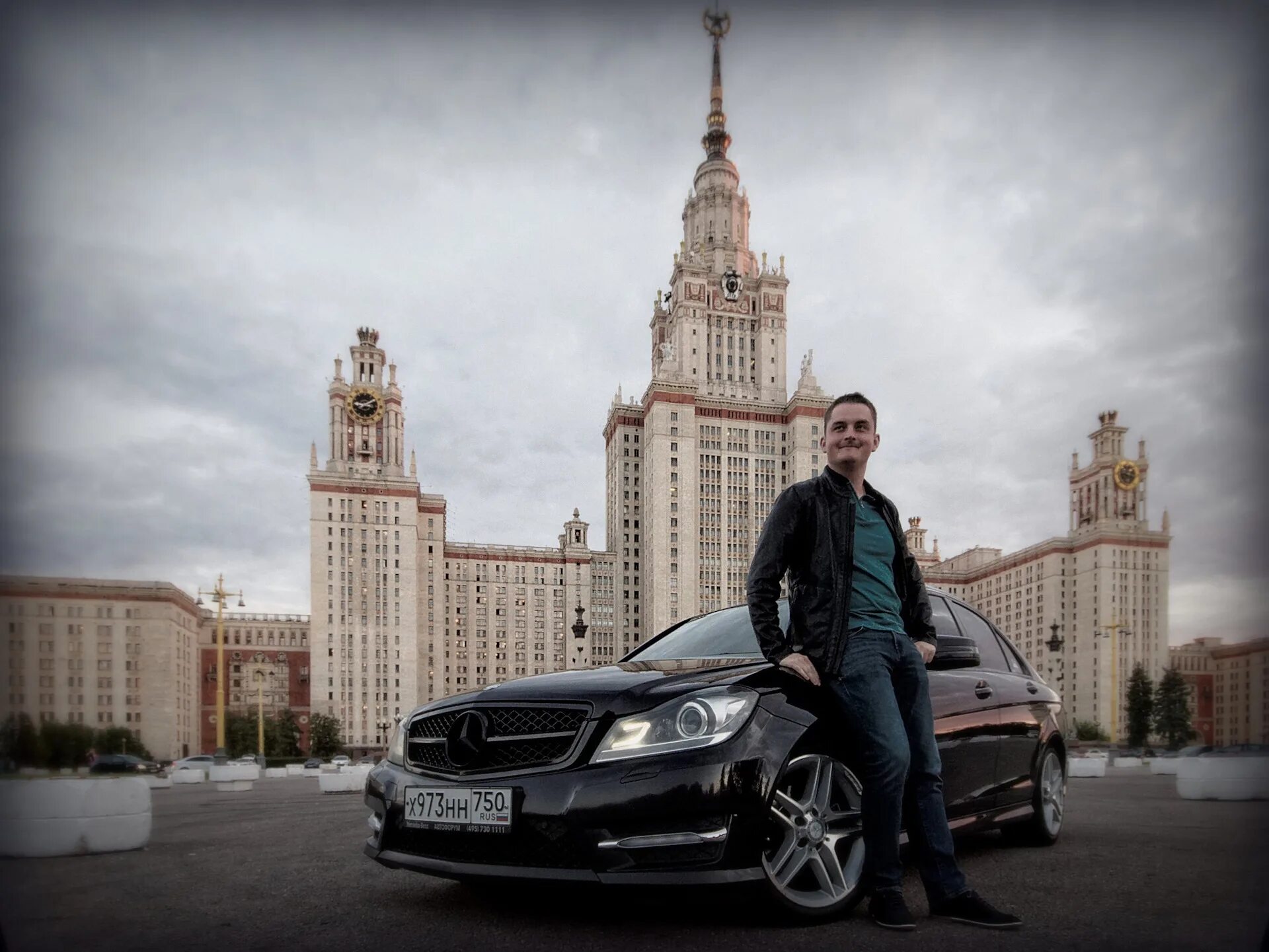 мужик на фоне машины. мужчина машина москва. мужчина машина москва. мужчина машина москва. молодой парень с машиной.