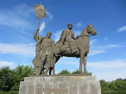 Памятник историческим деятелям