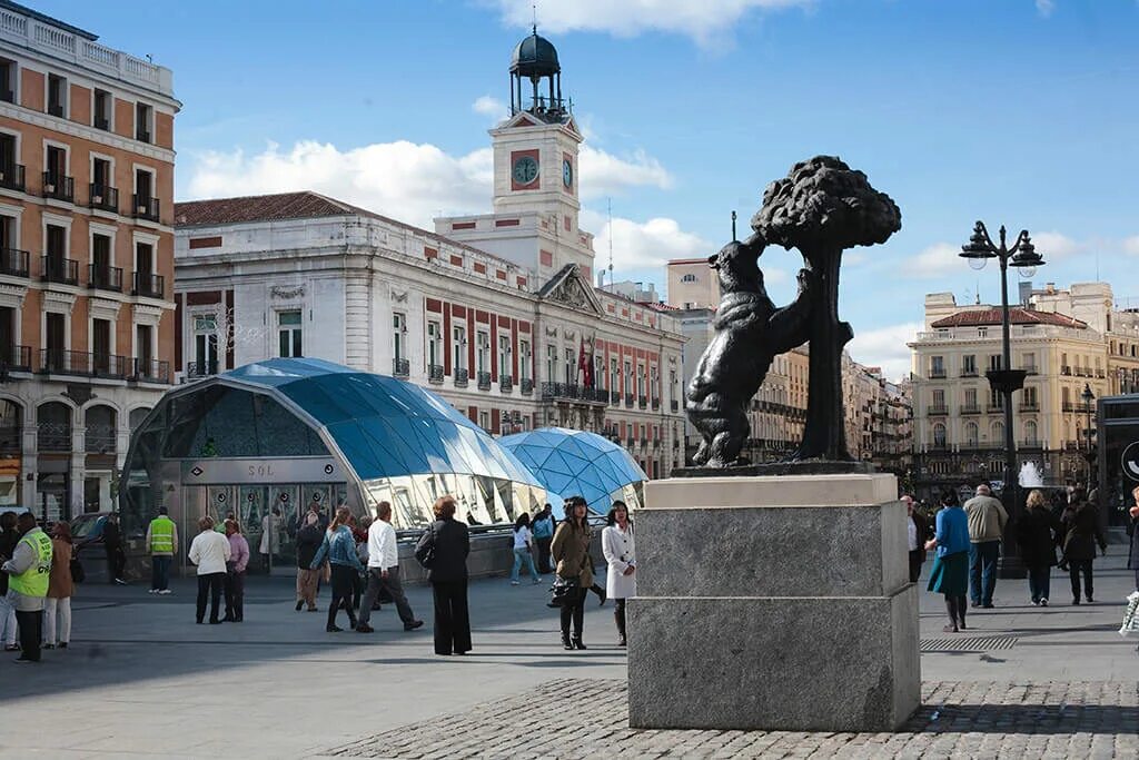 Площадь пуэрта дель соль фото. Площадь puerta del sol. Puerta del sol мадрид. Пуэрта дель. Пуэрта дель.
