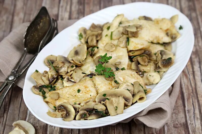 Куриная грудка с грибами в сливочном соусе на сковороде. Филе фаршированное грибами и сыром. Грибы в сырном соусе. Рецепты с куриной грудкой и грибами. Блюда с шампиньонами.