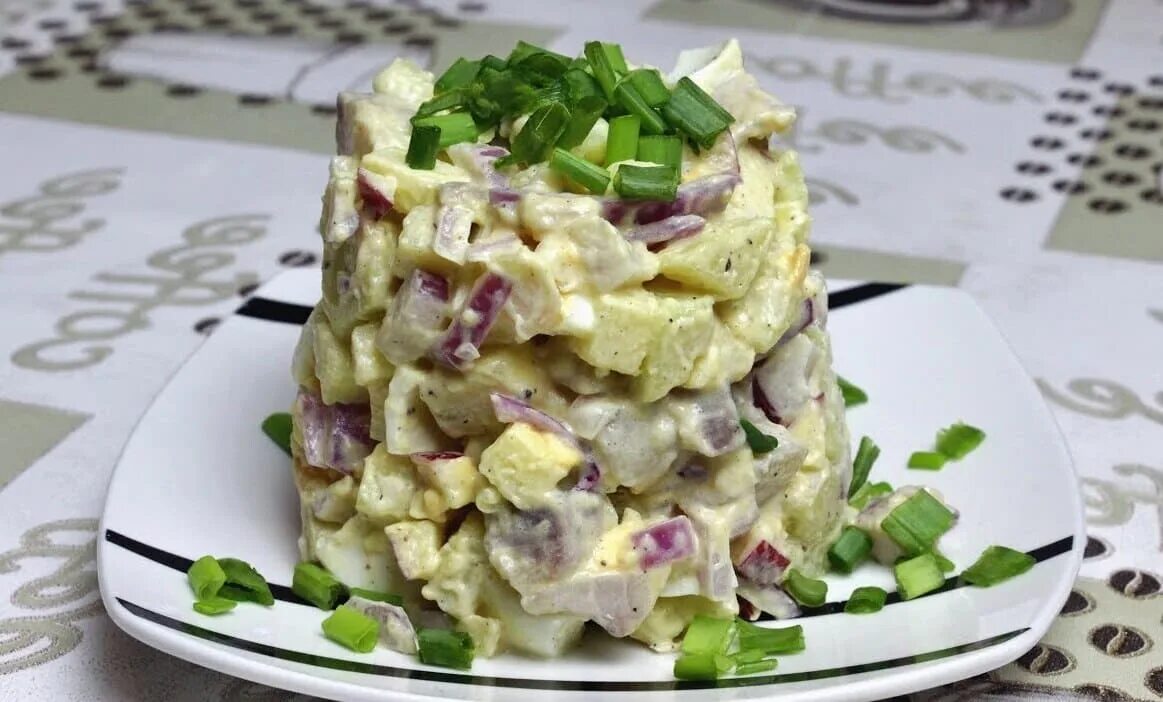 Рецепт салата с селедкой и картофелем. Салат с сельдью и яблоком. салат из селедки с яблоком. салат деревенский с селедкой. салат с сельдью и яблоком картофелем.