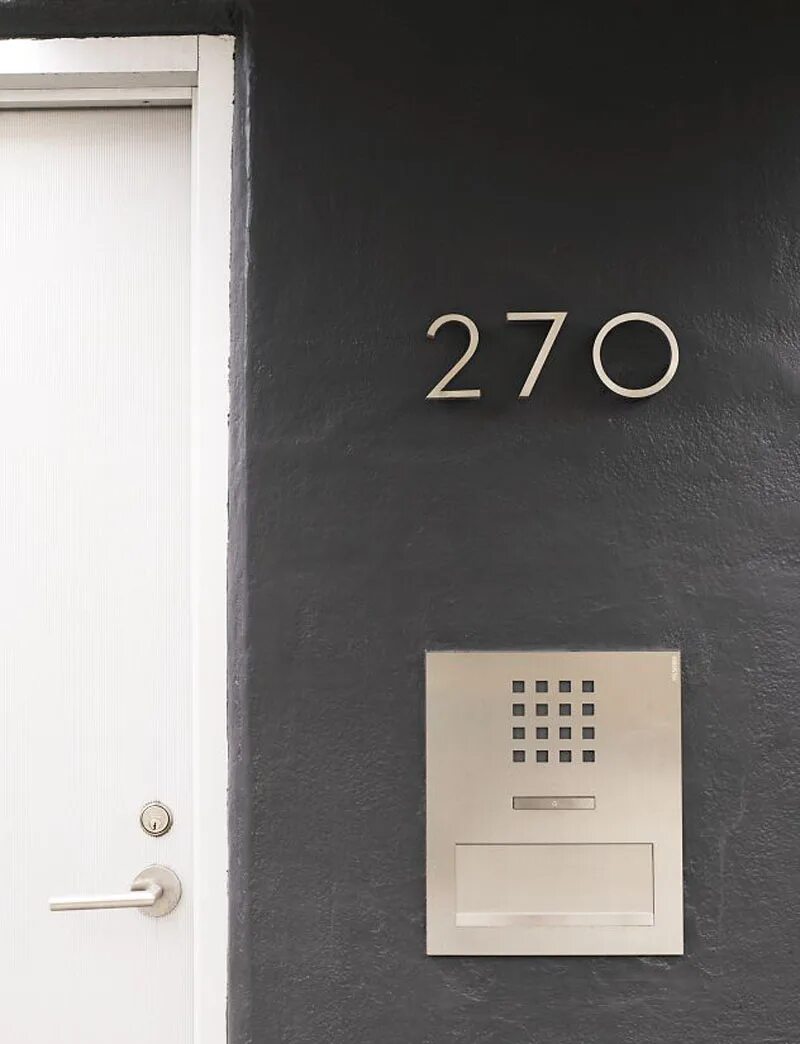 Номер на входную дверь. Номер квартиры на входную дверь. Номер на дверь квартиры дизайнерский. Цифры на входную дверь.