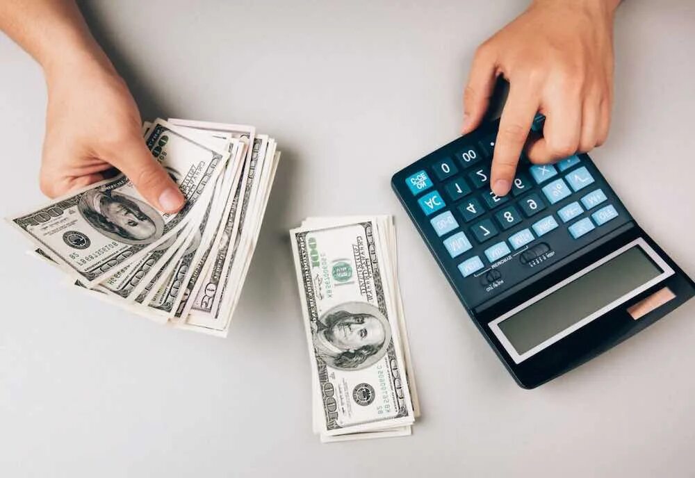 денежные расчеты. бюджетные деньги. калькулятор и рубли. калькулятор и рубли. калькулятор и деньги.