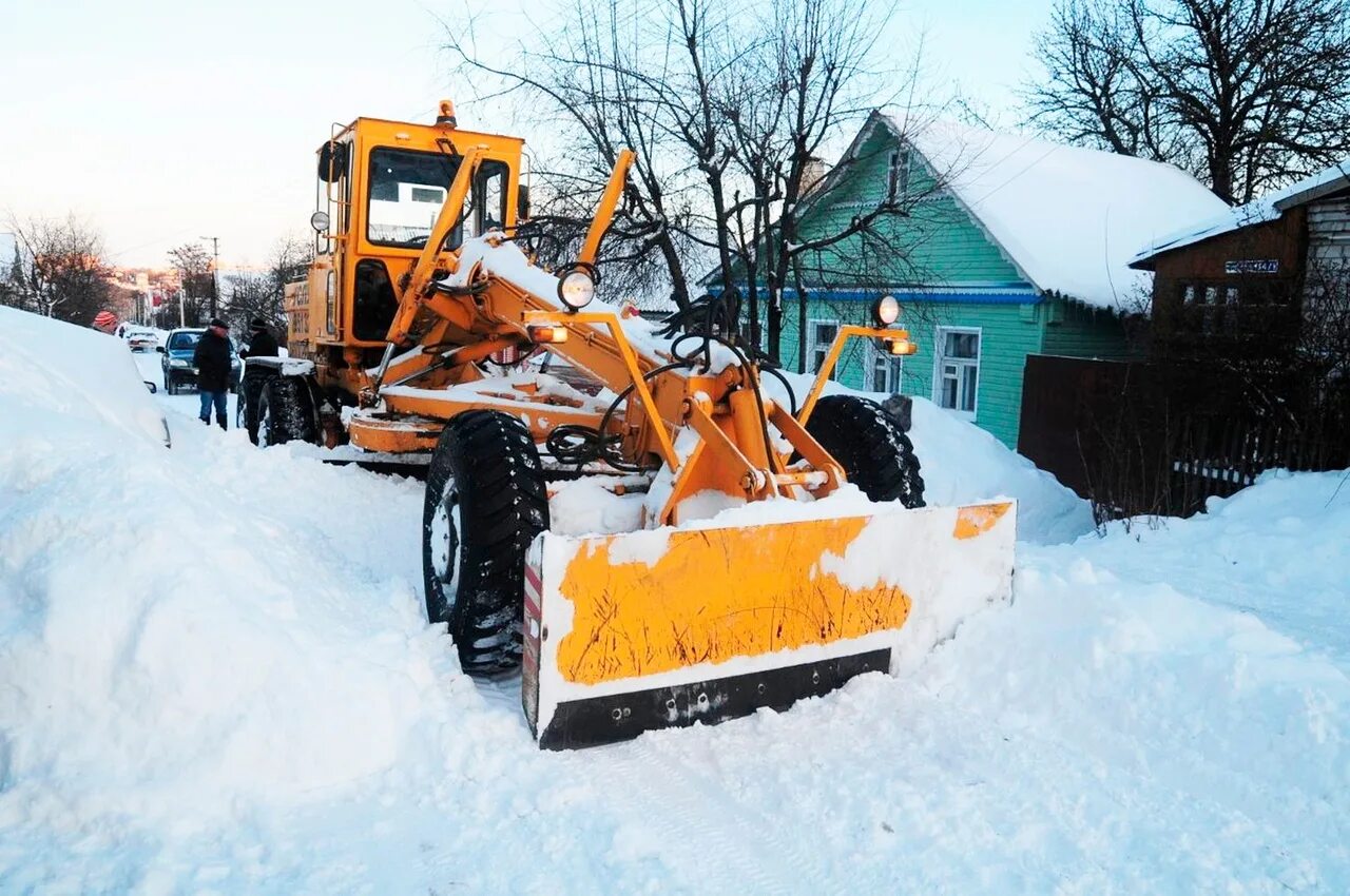 Грейдер чистит. Снегоуборочная машина грейдер. Грейдер зимой. Автогрейдер зима. Снегоуборочная техника caterpillar.