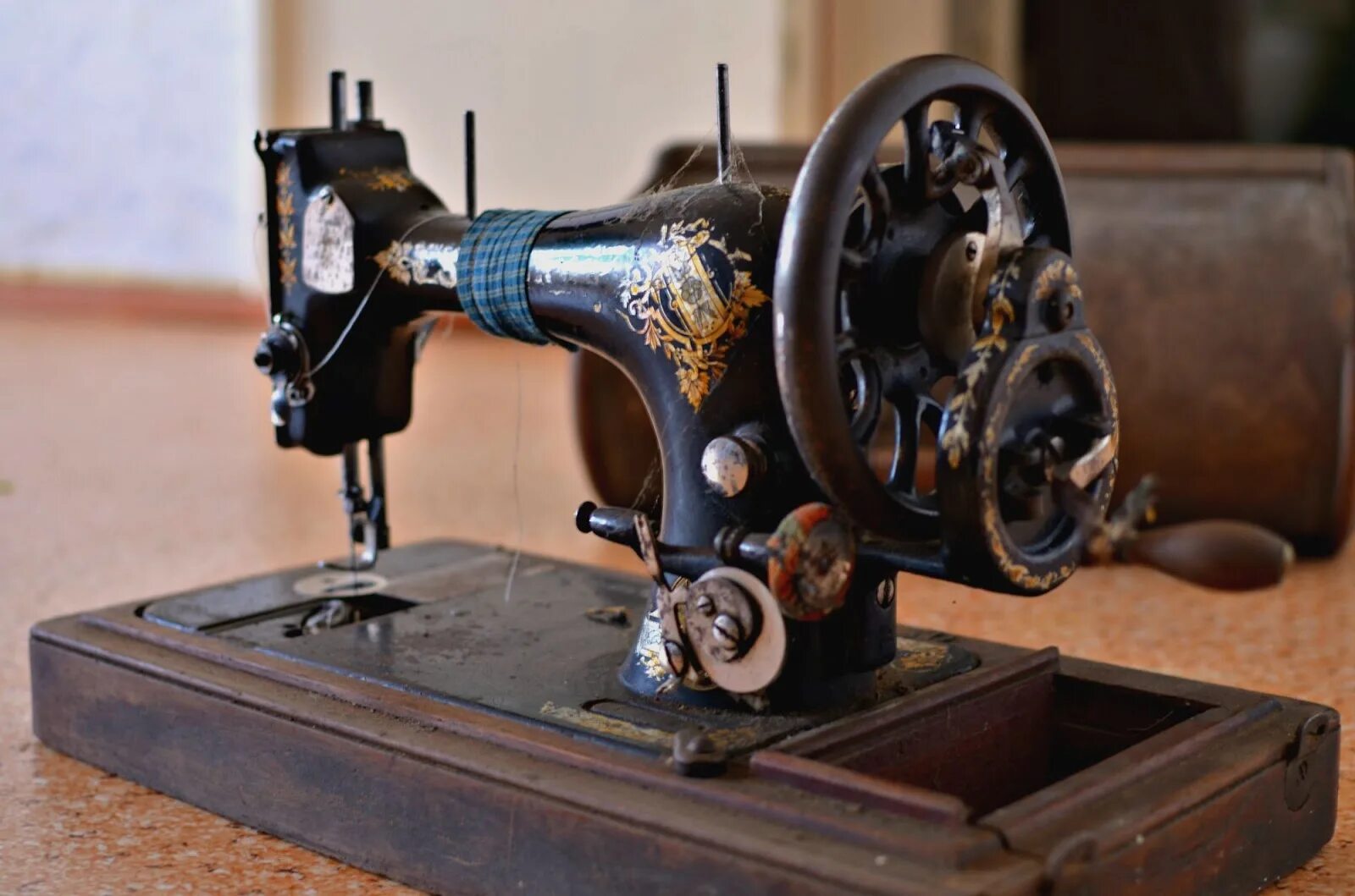 Швейная машинка (Zinger super 2001). Швейная машинка Зингер ручная. Ручная швейная машинка (Zinger super 2001). Швейная машина Зингер первый выпуск. Швейная машинка 2024