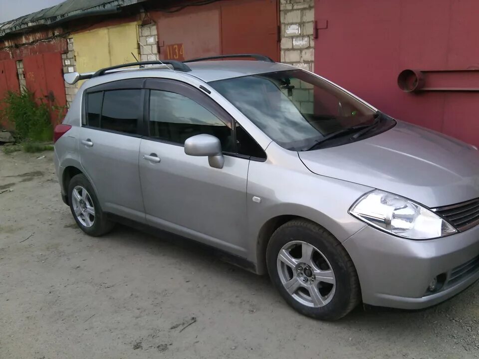 Крыша ниссан ноут. Рейлинги Nissan Tiida c11. Рейлинги Nissan Tiida 2010. Рейлинги на крышу Ниссан Тиида хэтчбек 2008. Рейлинги на Ниссан Тиида хэтчбек с11.