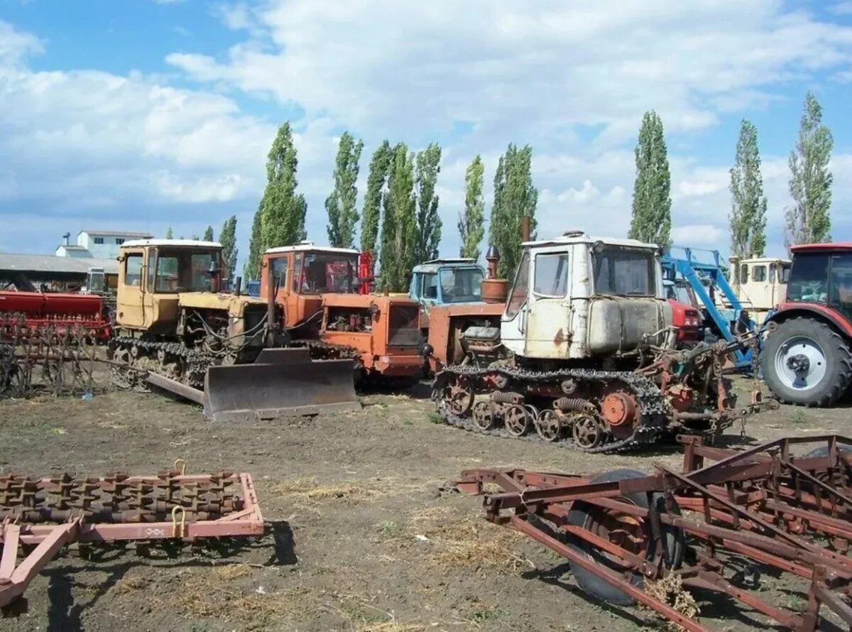 ВГТЗ трактор. Трактора Волгоградского тракторного. ВТЗ 75. ДТ-75 кабина. Тракторная 75