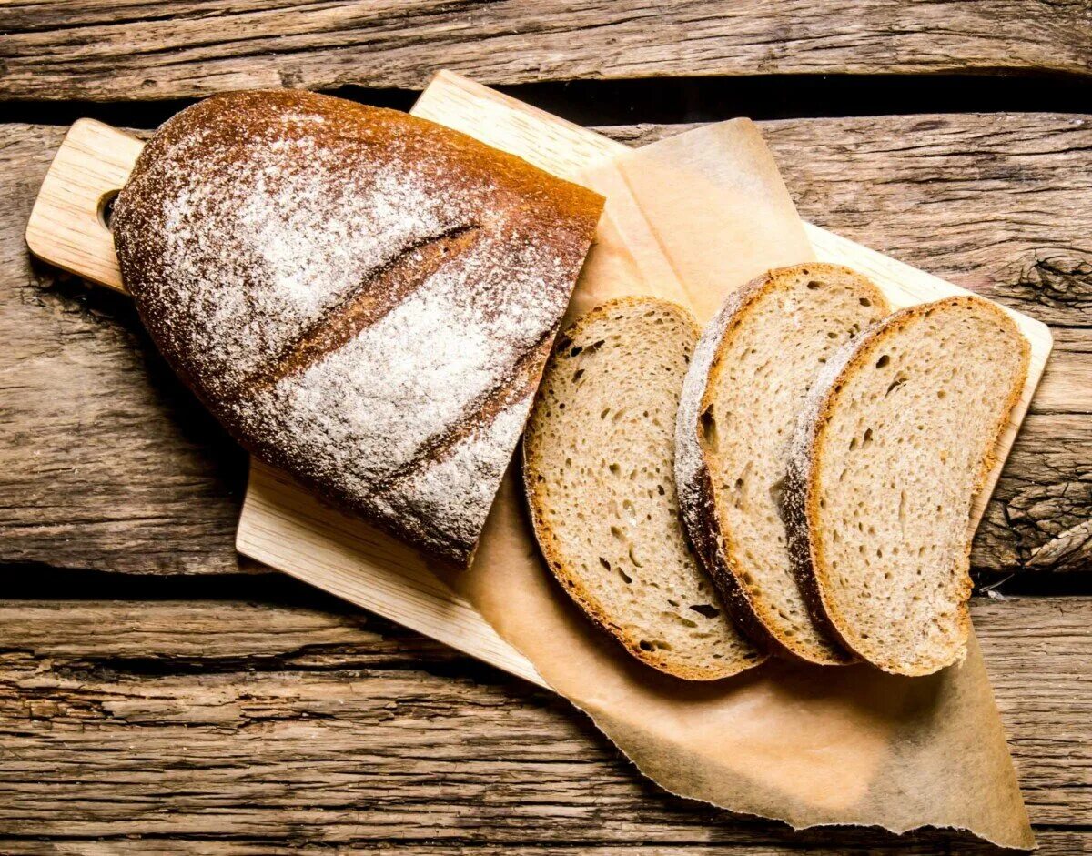 Ломтик хлеба. Кусочек хлеба. Нарезанный хлеб. Краюшка хлеба.