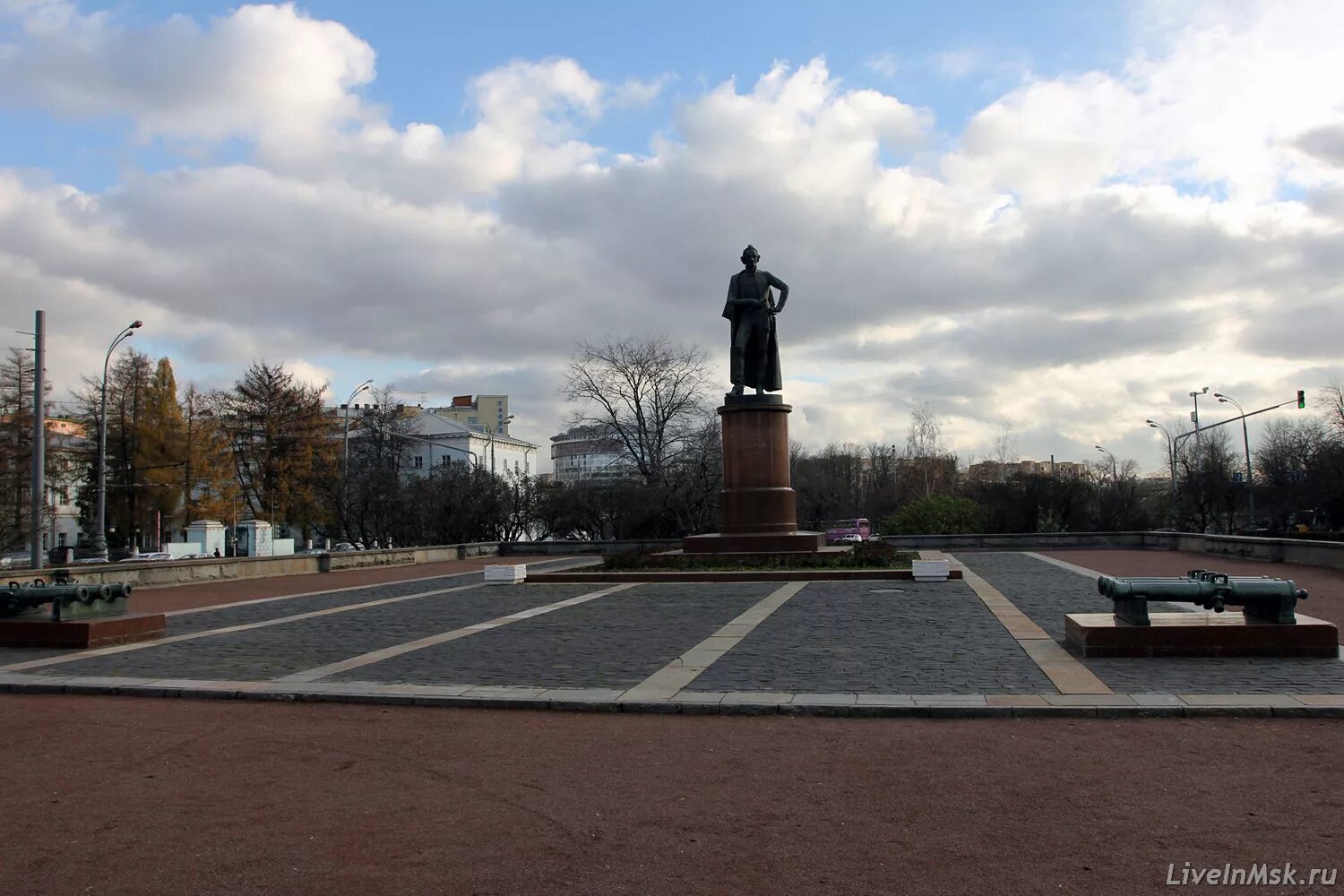 Суворовская пл. Памятник Суворову в Москве на Суворовской площади. Памятник Александру Суворову в Москве. Памятник Суворову Комов. Памятник а.в.Суворов, Суворовская площадь.