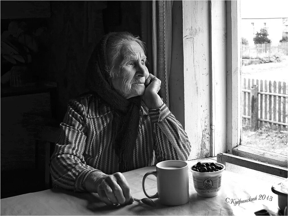 старушка в квартире. старый человек. старушка с чаем. одинокие старики. одинокие пожилые люди.