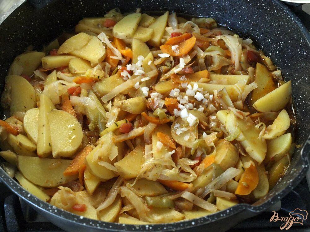 Рагу с капустой и кабачками. Овощное рагу с кабачками и картошкой на сковороде. Рагу кабачки капуста картошка. Овощное рагу на сковороде с картошкой. Рецепт картошка с кабачками в кастрюле