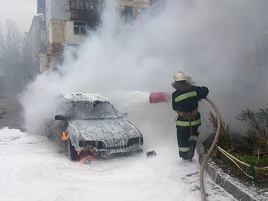 Сгоревший цлс. Пожарные тушат автомобиль. Пожарная машина тушит. Горящий автомобиль зима. Пожар автомобиль зима.