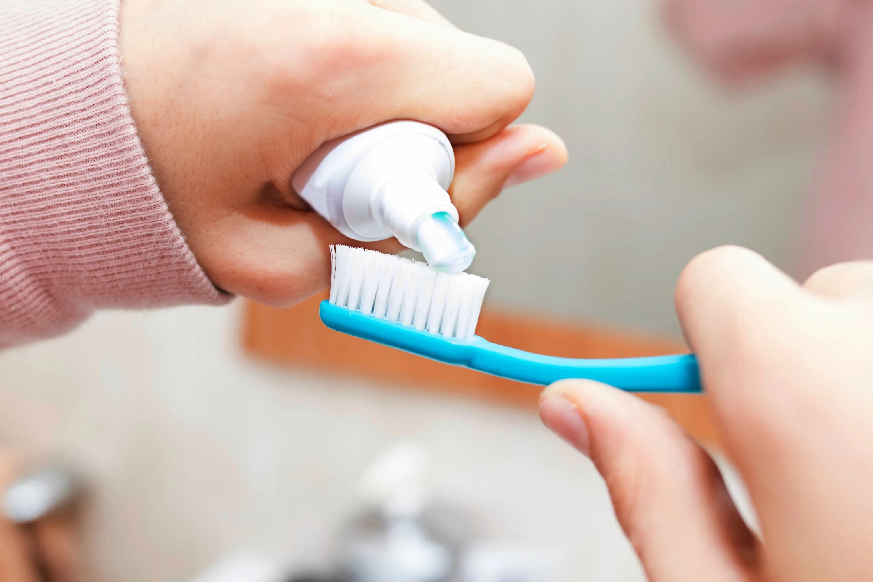 Смолу использовали для чистки зубов. Зубная паста. Зубная щетка в руке. Зубная паста и зубная щетка.