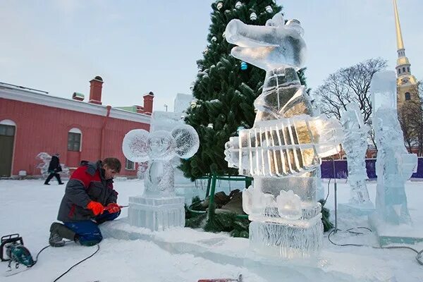 Петропавловская крепость ледяные фигуры 2024. Ледяные фигуры СПБ 2024 Петропавловская крепость. Ледяные скульптуры в Санкт-Петербурге 2023 Петропавловская крепость. Ледяные фигуры на Петропавловской крепости 2024. Петропавловская крепость зимой с ледяными скульптурами.