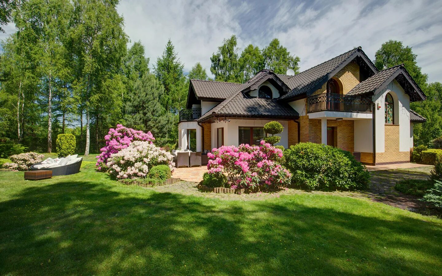 уютный участок. деревянный дом. красивая дача. загородный дом с садом. красивые маленькие домики.