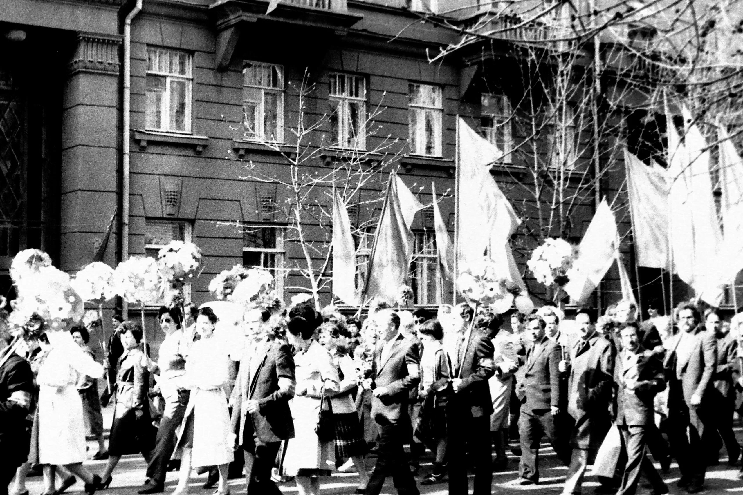 1 мая старые фото. Первомайская демонстрация 1945. Советская демонстрация. Первомайская демонстрация в СССР. Демонстрация 9 мая в СССР.