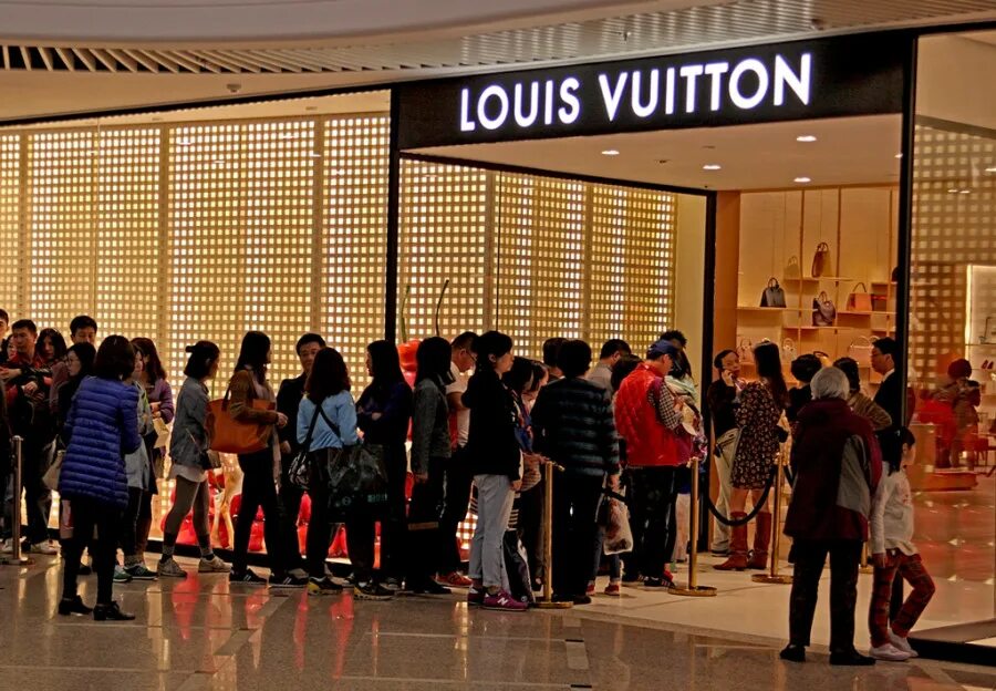 Первую очередь видим в. Очередь магазин Луи Виттон. Очередь в Louis Vuitton. Очередь в Луи Виттон. Очередь в китайский Луи витон.