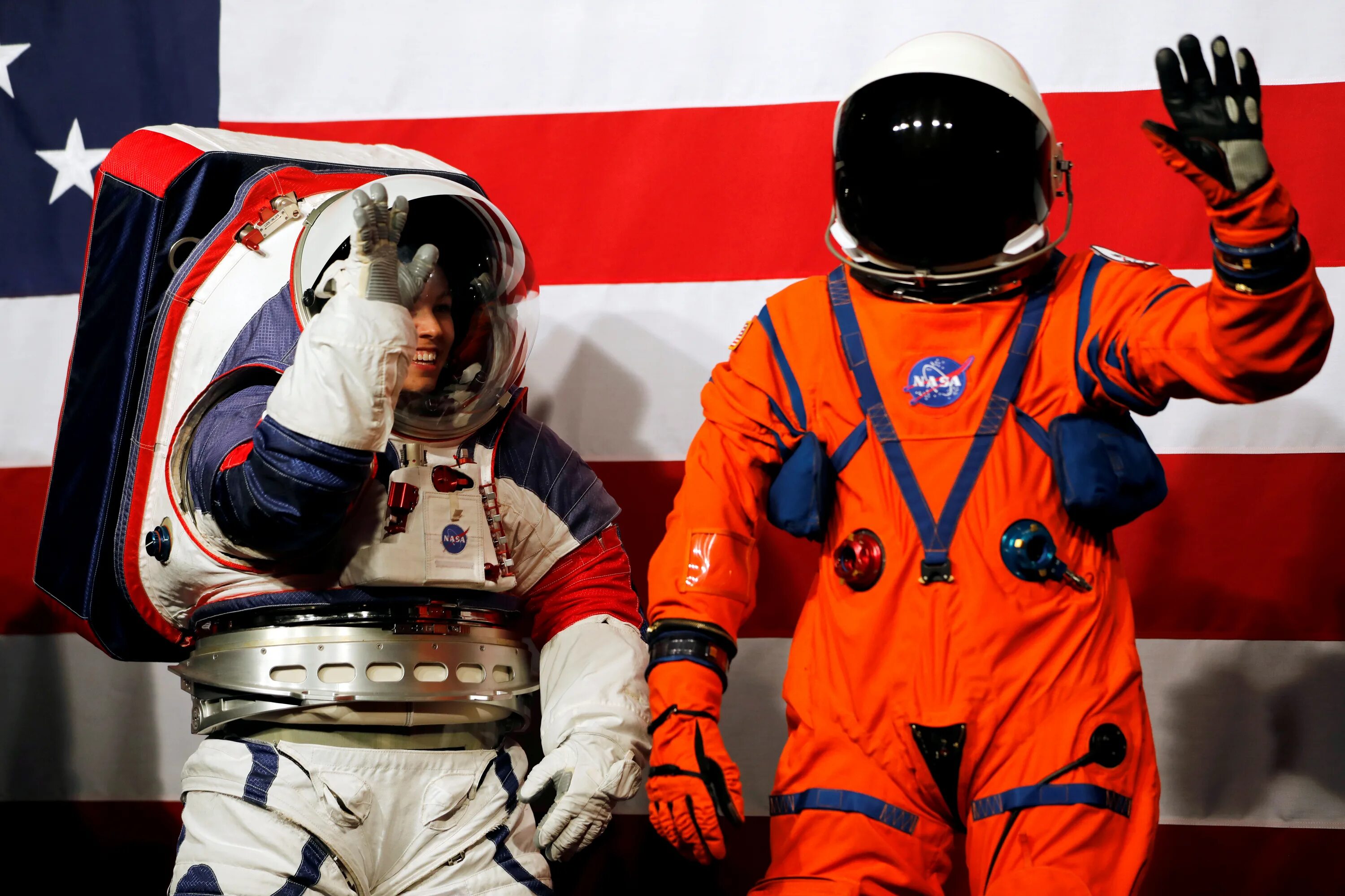 Скафандр дам. Костюм Космонавта НАСА. Скафандр Космонавта НАСА. Скафандр НАСА оранжевый. Скафандр астронавта Аполлона.
