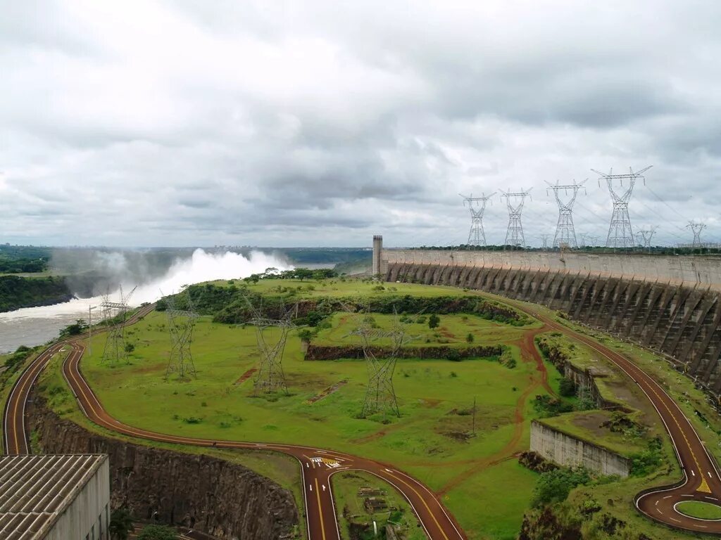 В какой стране крупнейшая гэс. Итайпу, Парагвай/Бразилия. Плотина Итайпу в Бразилии. ГЭС Итайпу на реке Парана. Плотина Итайпу в Парагвай.