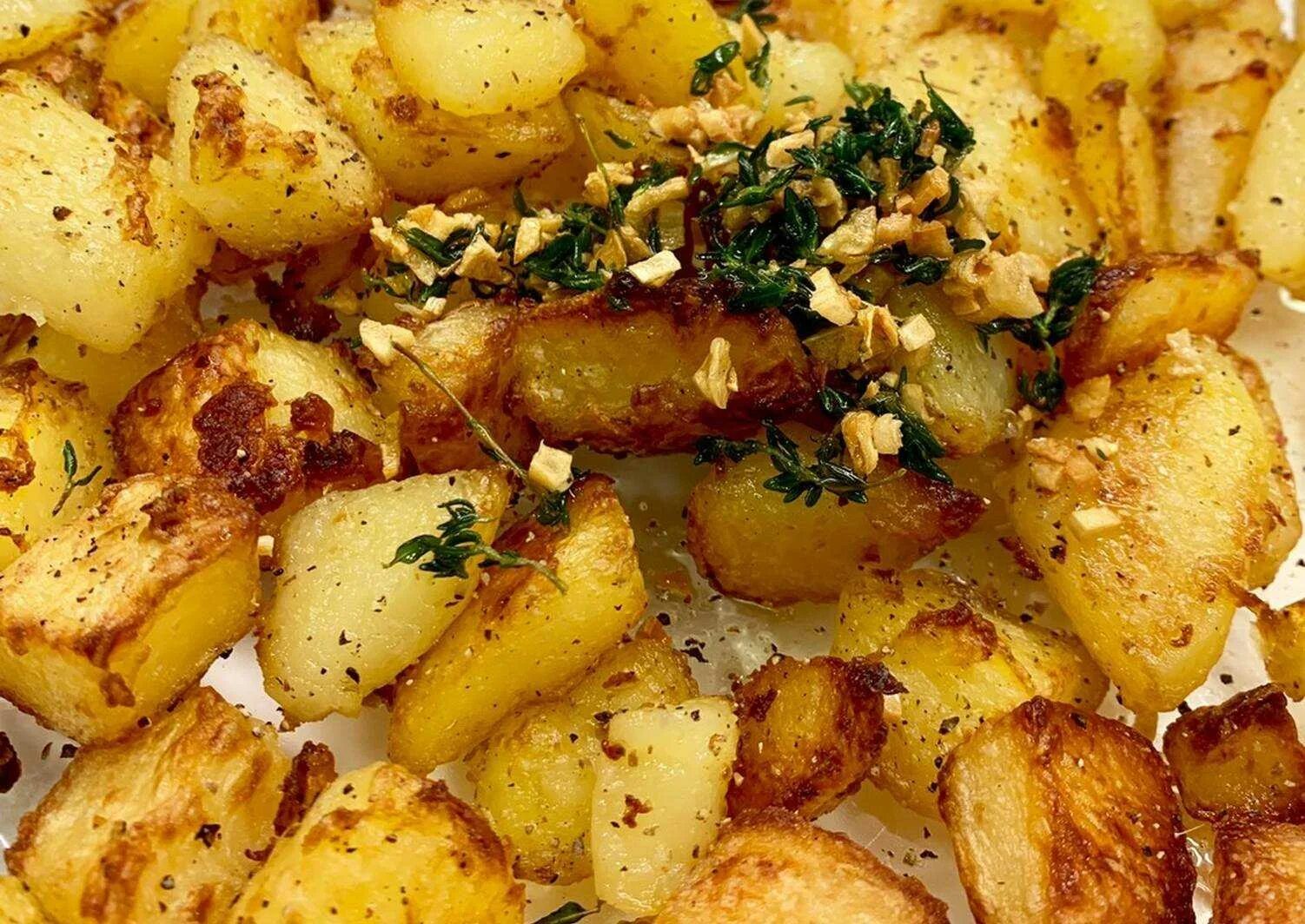 Вкусная картошкой в духовке простой рецепт. Картошка в духовке. Картошка дольками в духовке. Картошка с чесноком в духовке. Жареная картошка в духовке.